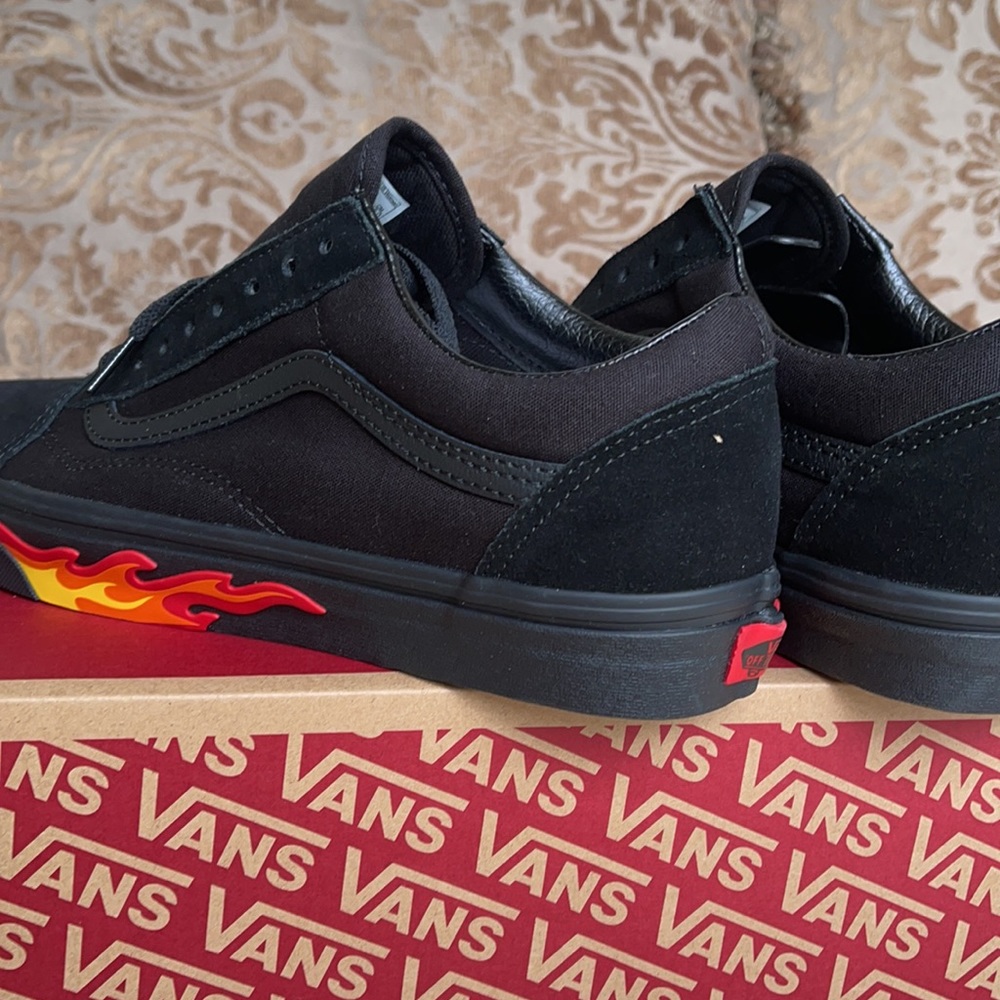 Vans Men’s Old Skool
(Flame Wall) Black/Black
VN0A38G1Q8Q
Sneakers - Picture 15 of 16